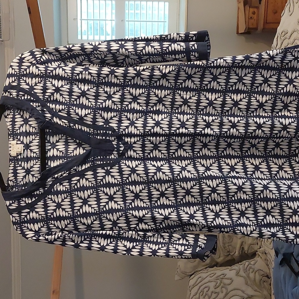 Gap medium navy and white tunic top